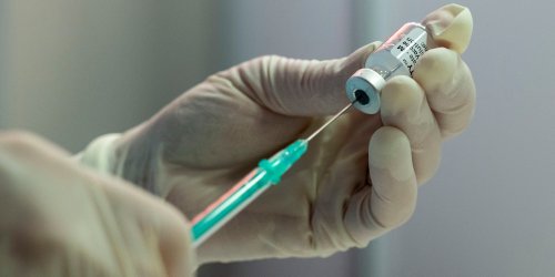 Vaccins anti-Covid : pourquoi le délai entre les deux doses a-t-il été raccourci ?