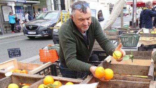 Sur les marchés d’Indre-et-Loire, il vend les oranges de son verger du Portugal