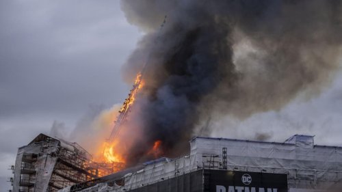 « C’est notre Notre-Dame » : un incendie spectaculaire est en cours à la vieille Bourse de Copenhague