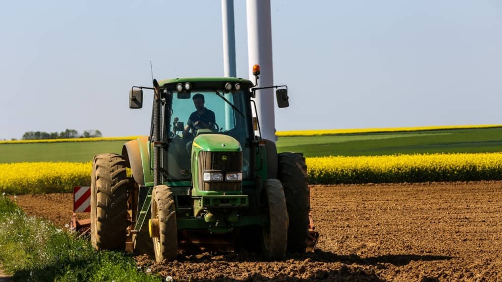 Monnaie : exaspéré par la présence des gens du voyage, l’agriculteur leur fonce dessus avec son tracteur