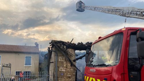 Chabournay : les pompiers mobilisés pour un feu de grange dans le centre-bourg