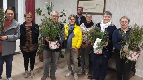 Valdivienne : un Baccharis offert aux lauréats du concours fleurissement