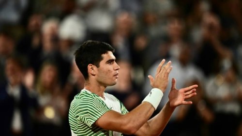 Roland-Garros: Alcaraz surclasse Tsitsipas et rejoint Djokovic en demi-finales