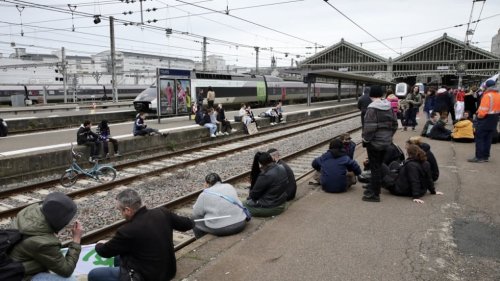 Retraites à Tours : des manifestants positionnés près des rails à la gare