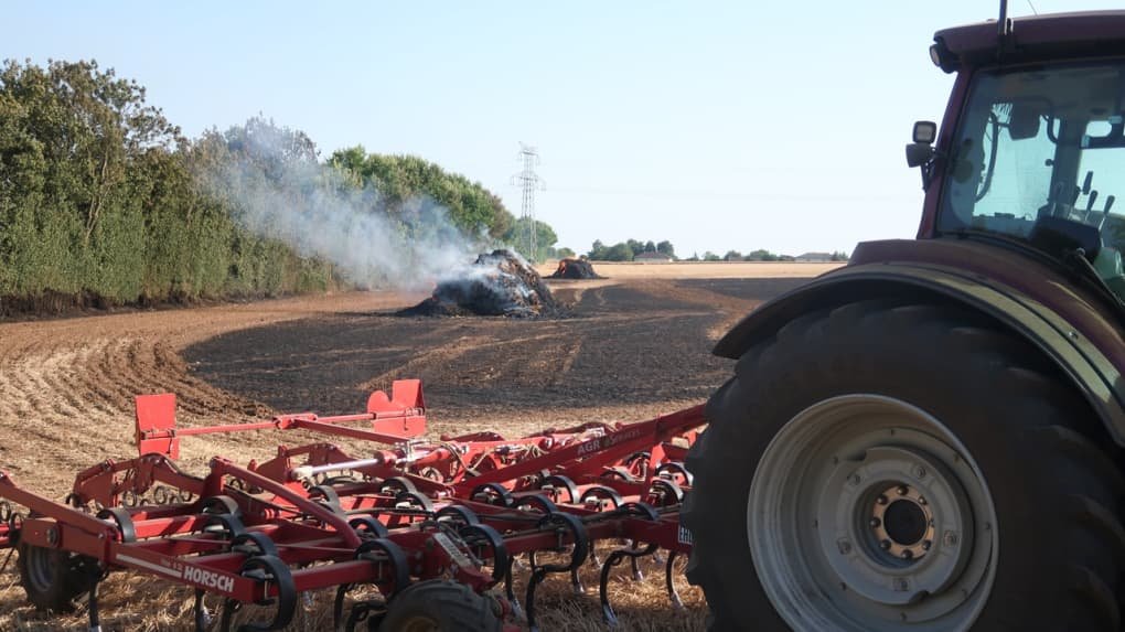 Comment les agriculteurs de l’Indre font face aux risques de feux de moisson et de fenaison ?
