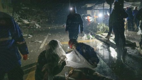Séisme en Turquie et Syrie: plus de 3.800 morts, les secours dans le froid et la nuit