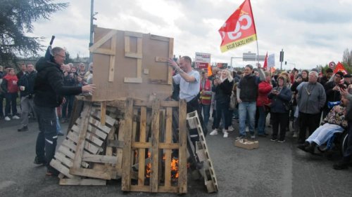 Entre 2.500 et 2.800 manifestants à Vendôme mettent le feu à la Nationale 10