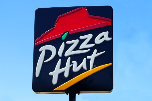 Pizza Hut despide más empleados tras el aumento de salario mínimo en California - La Opinión