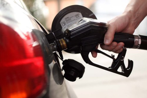 El precio de la gasolina podría quedar debajo de los $3 dólares por galón antes de Navidad 2022