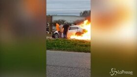 Auto in fiamme, corsa contro il tempo per salvare una donna