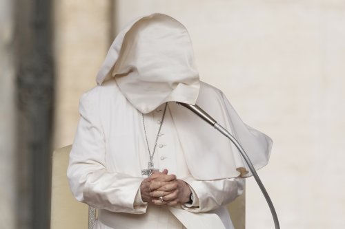 Il Papa alle prese col vento, le foto più curiose - LaPresse
