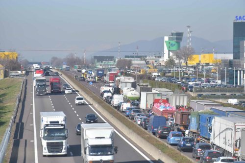 Incidenti stradali, scontro su A14: chiuso tratto tra Molfetta e Bitonto - LaPresse