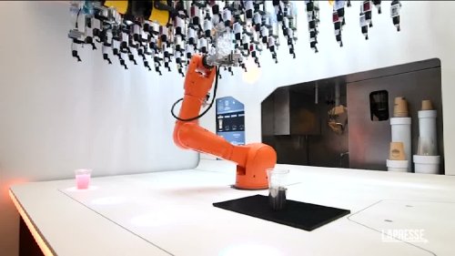 VIDEO Torino, inaugurato il bar Shaker: il primo robotico