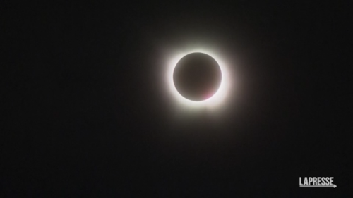 VIDEO Eclissi totale di Sole, il cielo si oscura a Eagle Pass in Texas - LaPresse