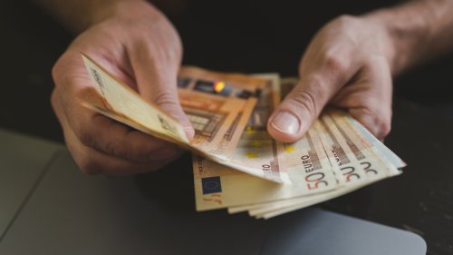 El sueldo medio bruto de los españoles alcanzó los 2.273 euros mensuales en 2023, un 7,3% más, con una brecha de género de 400 euros