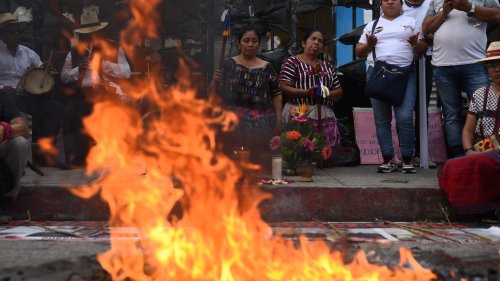 Manifestantes bloquean carreteras en Guatemala en protesta contra la Fiscalía