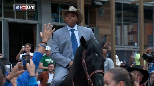 Charles Barkley stages ridiculous arrival to pregame show in Dallas