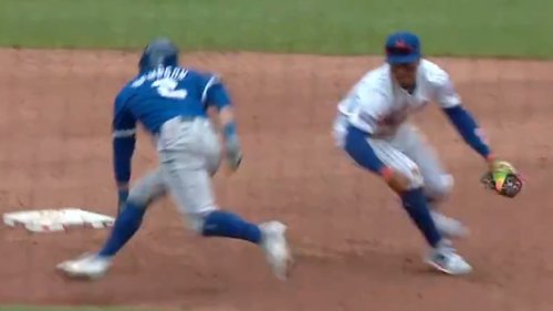 Francisco Lindor gets his ankles broken on attempted tag-out