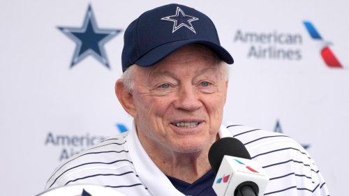 Jerry Jones’ bizarre notes during annual meeting go viral