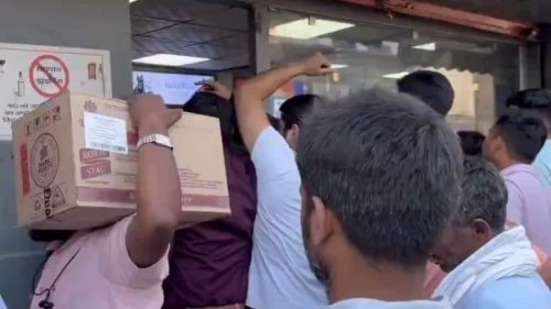 Noida: Liquor Shops Give 'Buy 1, Get 1 Free' Offer To Clear Stock Before March 31 Deadline, Videos Show Long Queues Outside Stores