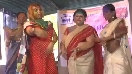 Holi 2024: LGBT Community People Celebrate Holi by Singing and Dancing to Tunes of Songs in Kolkata (Watch Video)