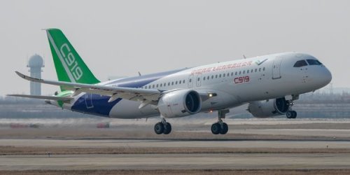 La Chine fait décoller le C919, son premier avion de ligne concurrençant Airbus et Boeing