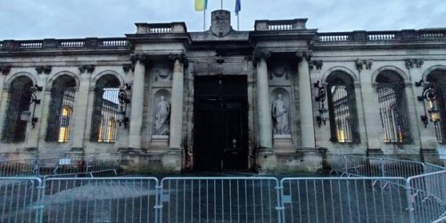 Bordeaux : la porte de la mairie incendiée après une forte mobilisation contre la réforme des retraites