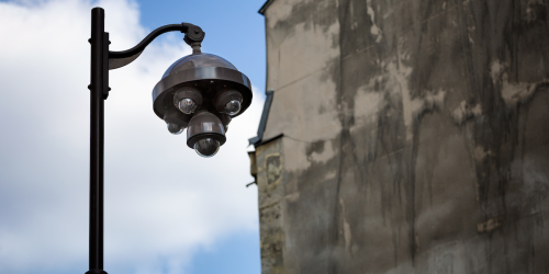 La vidéosurveillance algorithmique prolongée après la fin mars mais contestée