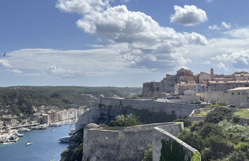 Fin des résidences secondaires : le maire de Bonifacio s’explique