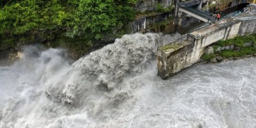 Barrages sur le Rhône : une vaste opération de dispersion des sédiments débute