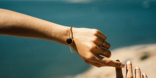 Vu dans « Qui veut être mon associé ? », le bijou connecté de MyEli séduit aussi les seniors
