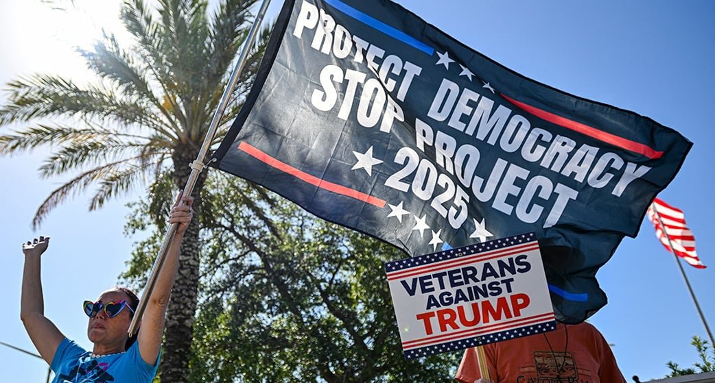 « Retirez ces livres de la vue de nos enfants ! » : en Floride, la guerre culturelle des Trumpistes bat son plein