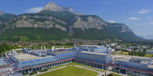 Secoué par l'incertitude mondiale, STMicroelectronics poursuit sa chute