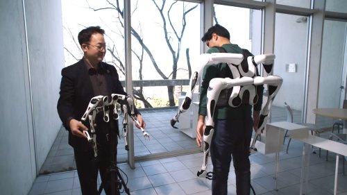 Wired Editor Tries Out a Wearable Set of Four Exoskeletal Robotic Arms and a Third Thumb