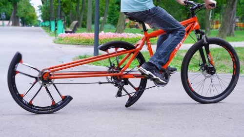 Engineer Splits The Rear Wheel of His Bicycle in Half in Order To Show How Two Halves Make a Whole