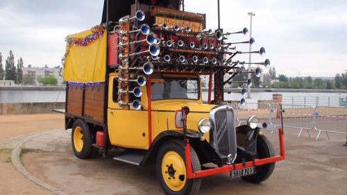 A Vintage Truck Transformed Into a Giant Calliope With 42 Air Horns That Performs Bombastic Songs