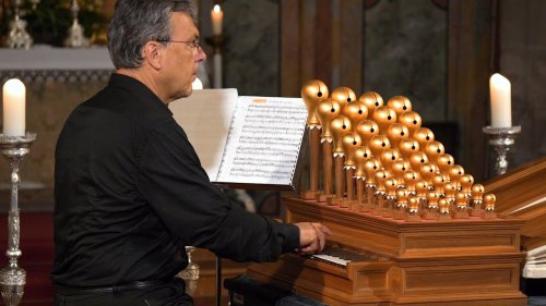 A Gorgeous Performance on a Beautifully Restored Apfelregal Bellowed Reed Organ