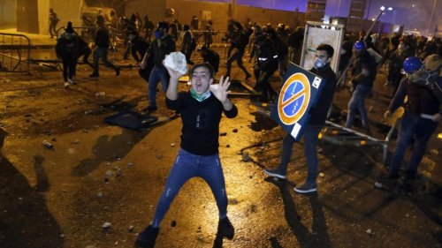 Cientos de heridos en la peor noche de violencia en Beirut desde el inicio de la revuelta