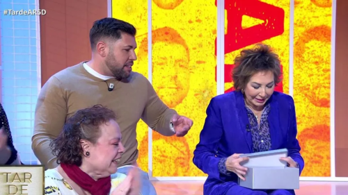 “¿Por qué me regalas esto?”: Ana Rosa regaña a su sobrino por hacerle un regalo íntimo en directo