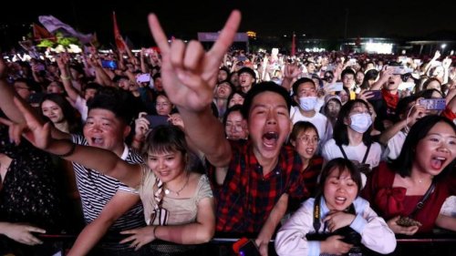 Wuhan, origen de la covid, celebra un festival de música con miles de asistentes sin mascarilla