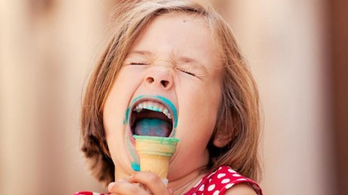 Por qué sientes que se te congela el cerebro cuando comes helado