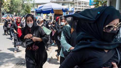 Los talibanes dispersan con disparos una manifestación de mujeres en Afganistán