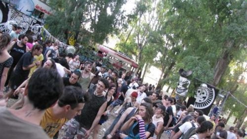 Desalojada una fiesta en un bosque de Sant Feliu con drogas y alcohol