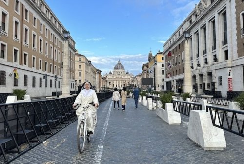 Le jour où le pape François a offert une bicyclette à une religieuse française