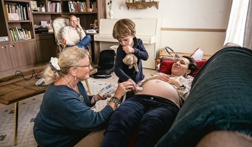 «Je voulais que ce soit plus naturel » : l'accouchement à domicile, une pratique légale mais encore controversée en France