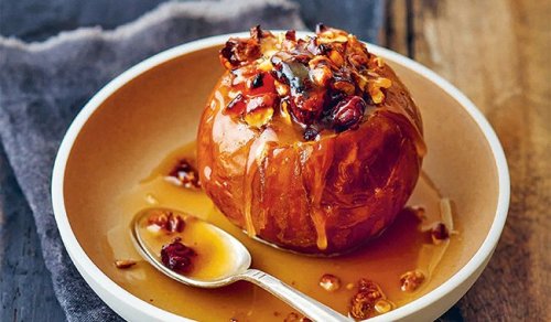 Recette gourmande : pomme rôtie aux fruits secs et caramel de cidre