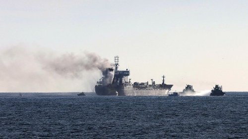Un petrolero lleva ardiendo desde ayer frente a Oporto cargado de diésel y de combustible de aviación