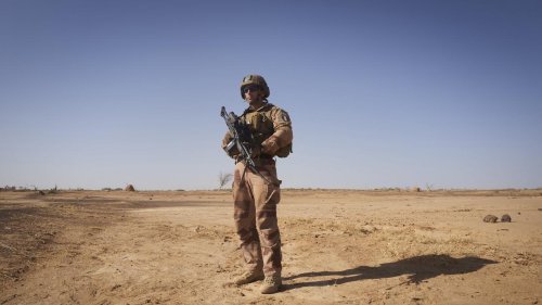L'opération Barkhane prendra fin début 2022, annonce Emmanuel Macron