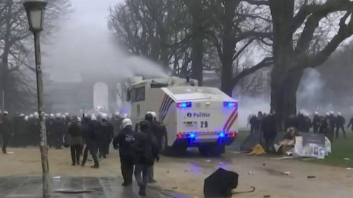 Bruxelles : des dizaines de milliers de manifestants contre les restrictions sanitaires