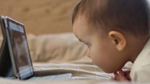VIDÉO - Les écrans, un vrai danger pour les jeunes enfants